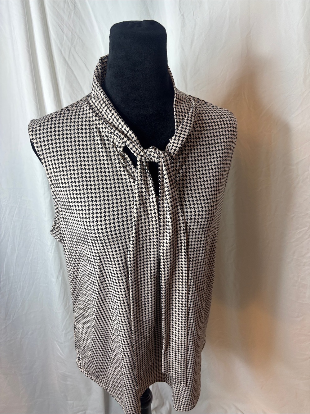 Adrianna Papell Black & White Houndstooth Tie-Neck Sleeveless Camisole